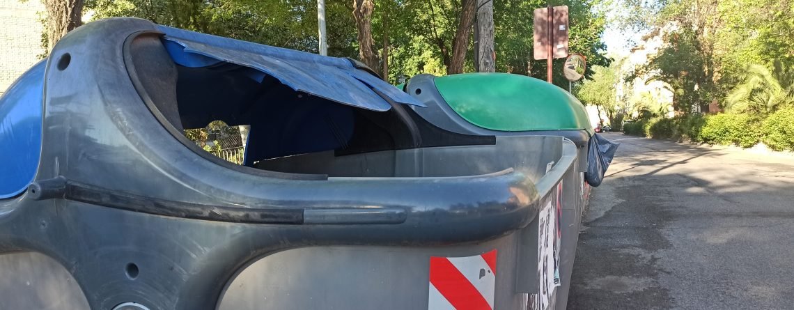 Contenedor de basura roto en Alcalá