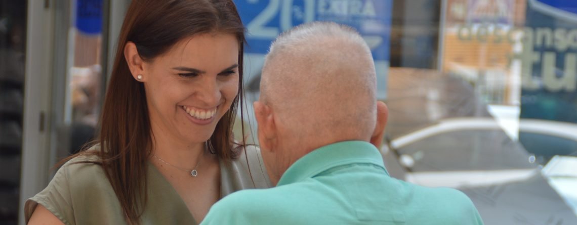 Judith Piquet junto a un vecino de Juan de Austria