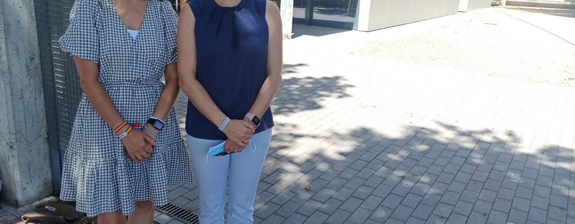 Judith Piquet y Esther de Andrés a la entrada de un centro de mayores