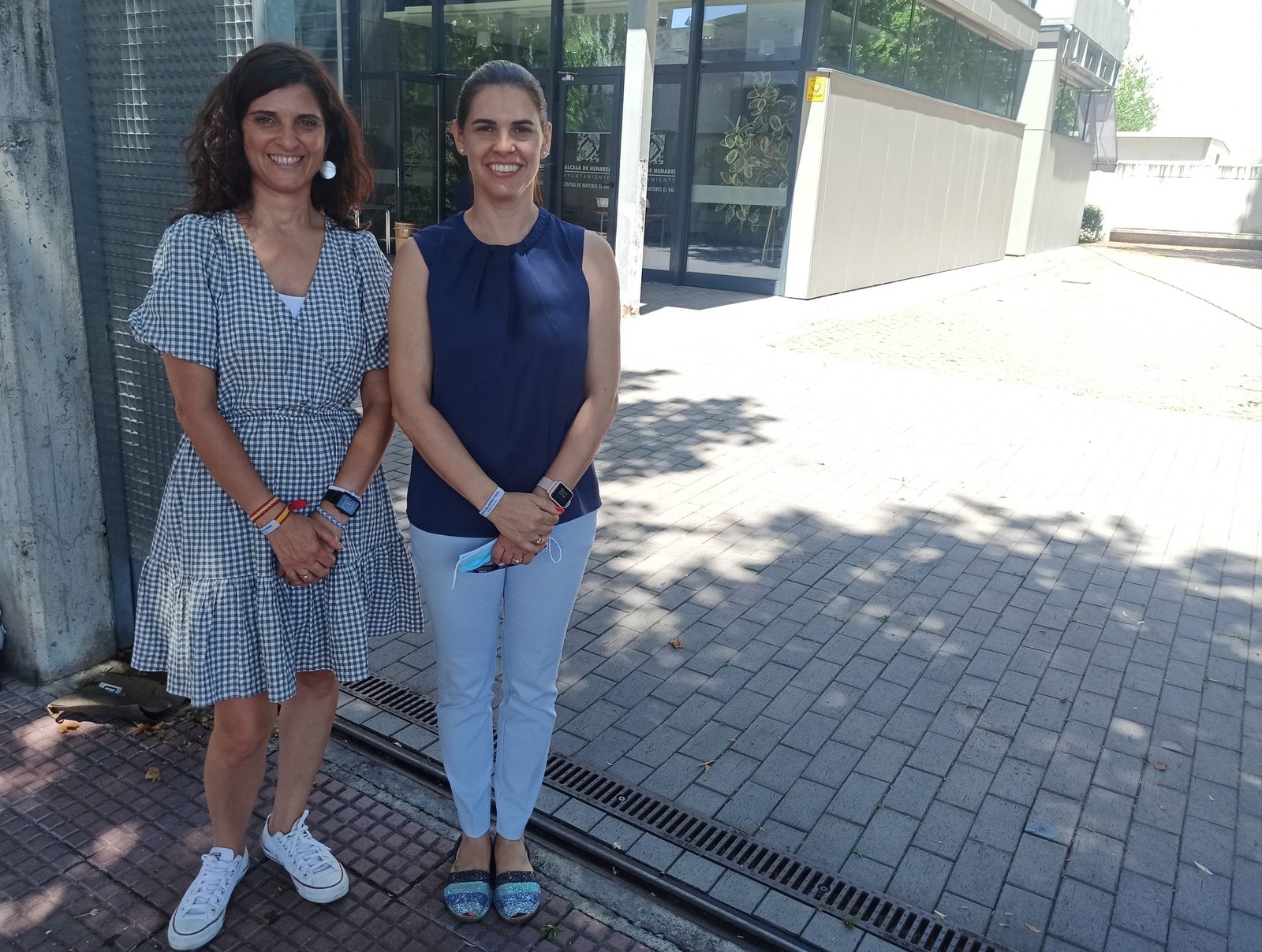 Judith Piquet y Esther de Andrés a la entrada de un centro de mayores