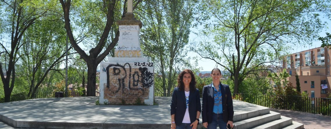 Judith Piquet y Esther de Andrés junto a la Cruz del Siglo en el Campo del Ángel
