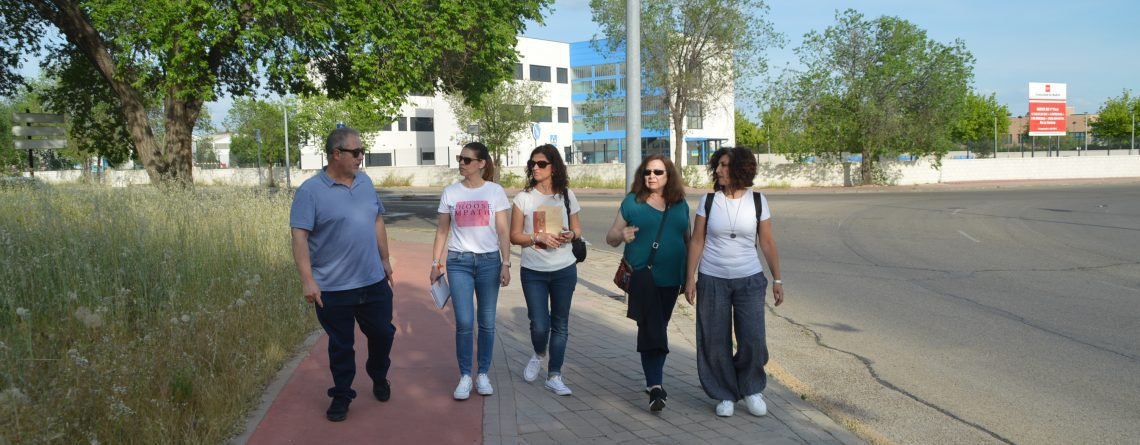 Judith Piquet y Esther de Andrés junto a vecinos de La Garena