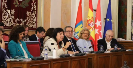 Cristina Alcalñiz en el pleno del Ayuntamiento de Alcalá de Henares